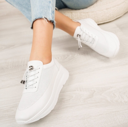 Дамски спортни обувки в бяло 9005