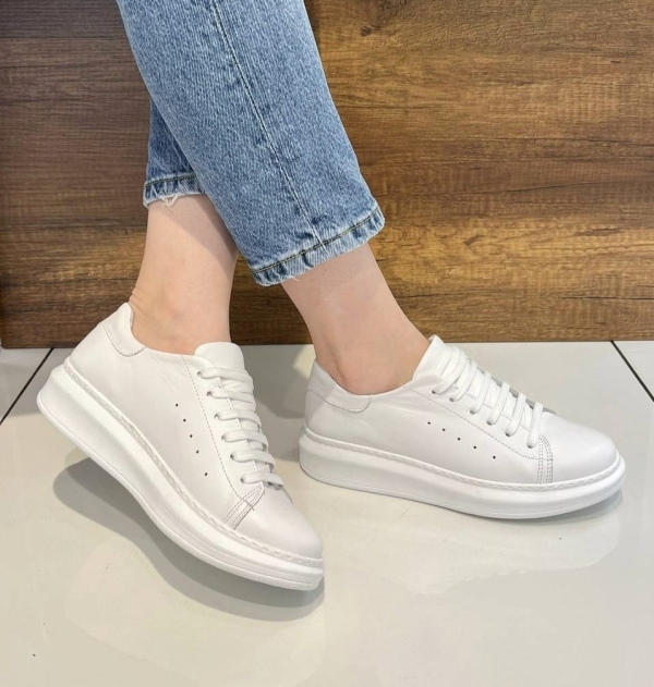 Дамски спортни обувки в бяло 110