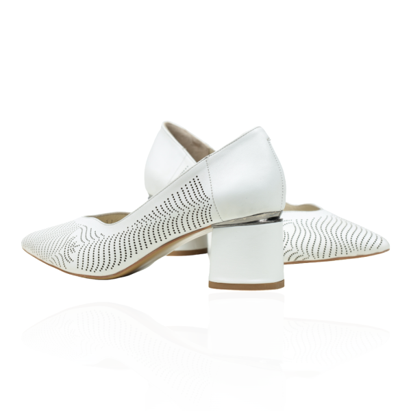 Дамски елегантни обувки в бяло 880-105