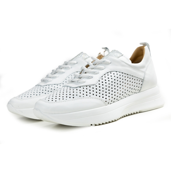 Дамски спортни обувки в бяло 1616-166