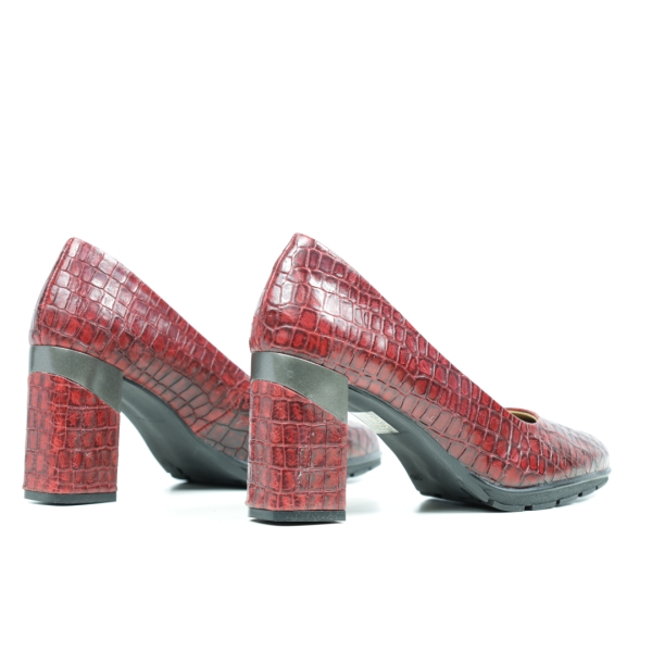 Дамски елегантни обувки на ток бордо 144/653 GS кроко