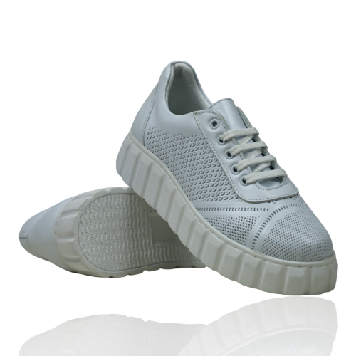 Дамски спортни обувки в бяло 642