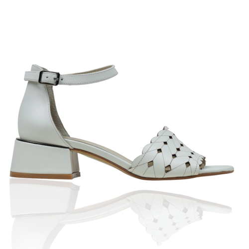 Дамски елегантни сандали в бяло 70-105-06