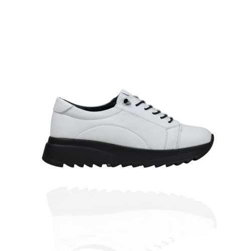 Дамски спортни обувки в бяло 460