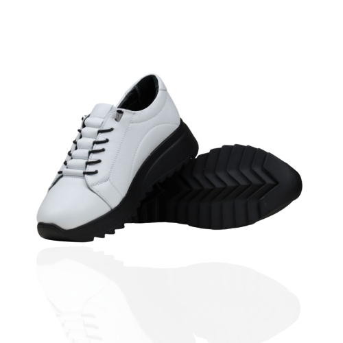 Дамски спортни обувки в бяло 460