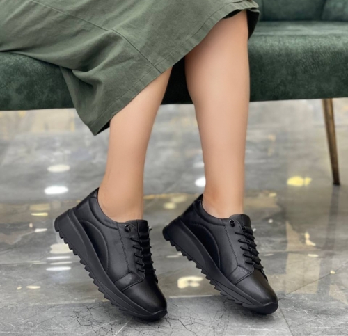 Дамски спортни обувки в черно 460