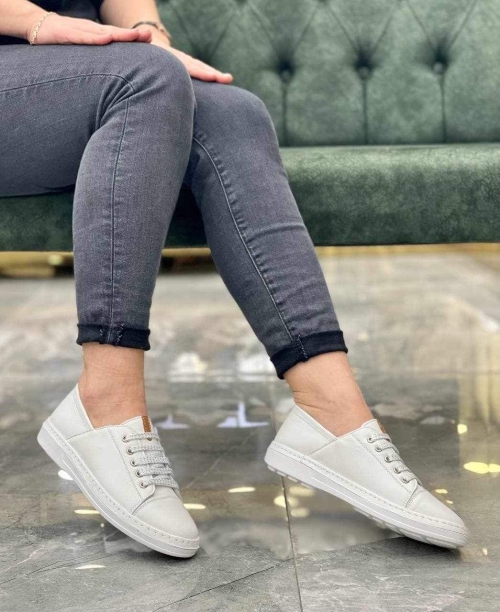 Дамски спортни обувки в бяло 501 AD