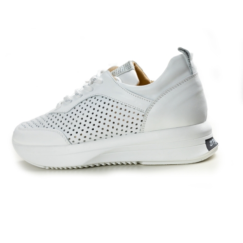 Дамски спортни обувки в бяло 1616-166