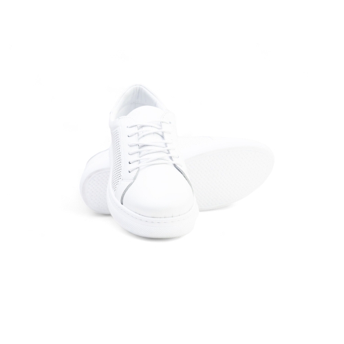 Дамски спортни обувки в бяло 320